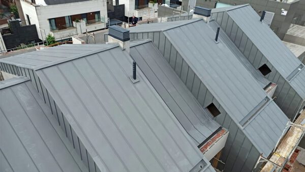 Cubierta de zinc instalada en un edificio moderno por Global Cubiertas